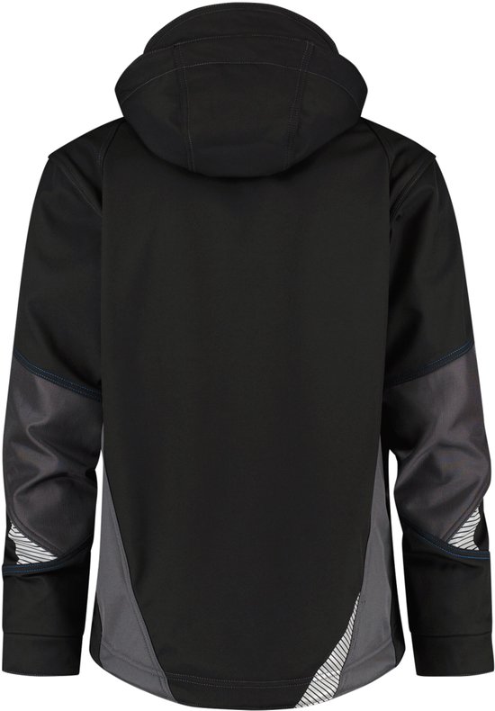 Achterkant van een zwarte softshell jas met capuchon, grijze inzetstukken op de mouwen en zijkanten met reflecterende strepen.