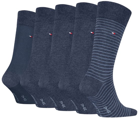 Vijf donkerblauwe Tommy Hilfiger sokken: één effen donkerblauw, drie effen middelsblauw met logo, één gestreept middelsblauw. Maat 39-42 zichtbaar.