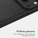 Gedetailleerde weergave van de zijkant van een zwarte telefoonhoes, met precieze uitsparingen voor knoppen en poorten.