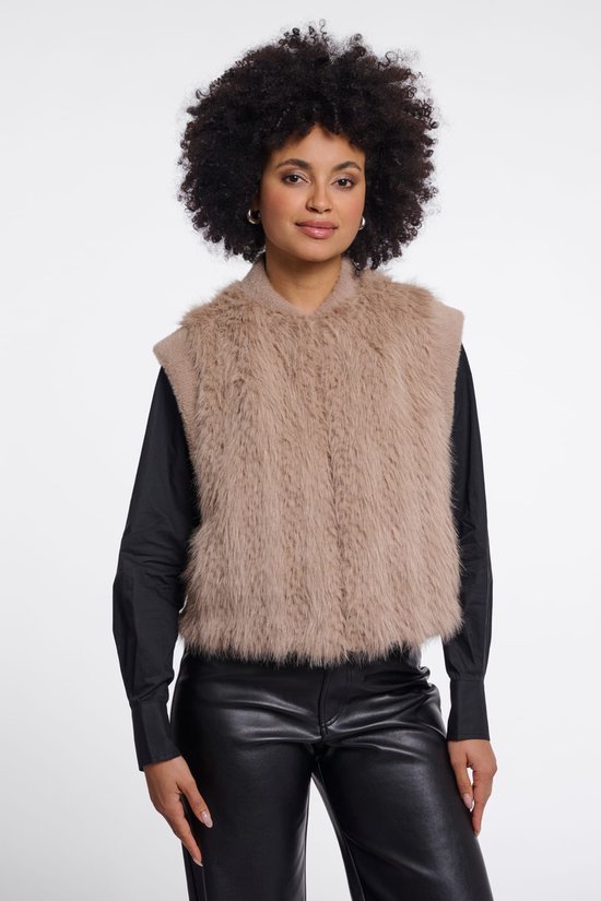 Lichtbruin, langharig kunstbont gilet met ronde hals, gedragen op een zwart overhemd.