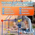 Kinderen bouwen een fort van blauwe stangen en gele/oranje knooppunten met een grijs laken. Binnen en buiten het fort, met tekst: Leeshoek, Geheime club, Poppentheater, Binnen kamperen, Buitenhut, Supermarkt.