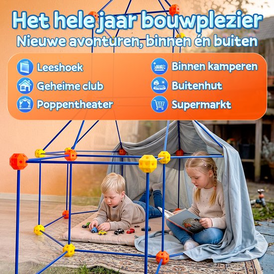 Kinderen bouwen een fort van blauwe stangen en gele/oranje knooppunten met een grijs laken. Binnen en buiten het fort, met tekst: Leeshoek, Geheime club, Poppentheater, Binnen kamperen, Buitenhut, Supermarkt.