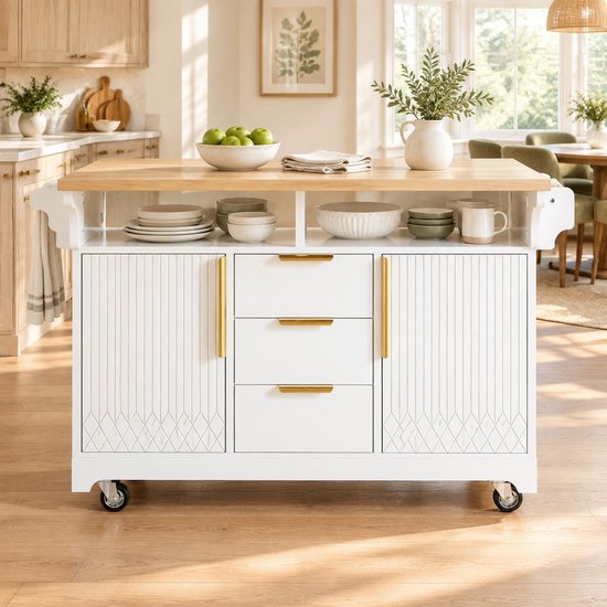 Meuble de cuisine blanc avec plateau en bois, poignées dorées, portes et tiroirs décoratifs, dans une cuisine lumineuse.