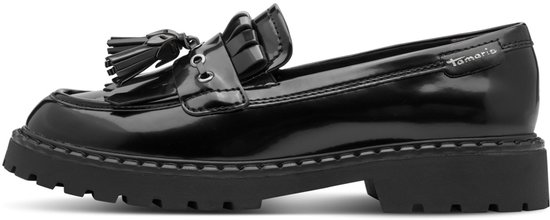 Zijaanzicht van zwarte Tamaris loafer met lakafwerking, franjes, kwastjes en 'Tamaris' detail op de zijkant.