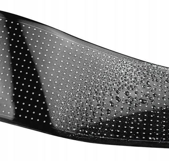 Close-up van het oppervlak van een zwart flexibel led-paneel bedekt met waterdruppels.