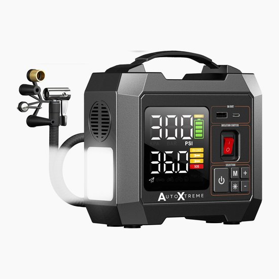 Zwarte AutoXtreme Air-300 compressor met verlicht display en diverse opzetstukken aan de slang.