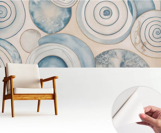 Abstract behang met blauwe spiraalmotieven en gouden accenten boven een fauteuil, met hoek van zelfklevend vel.
