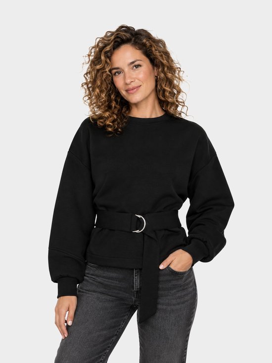 Zwarte trui met lange mouwen, ronde hals en ceintuur met gesp in de taille.