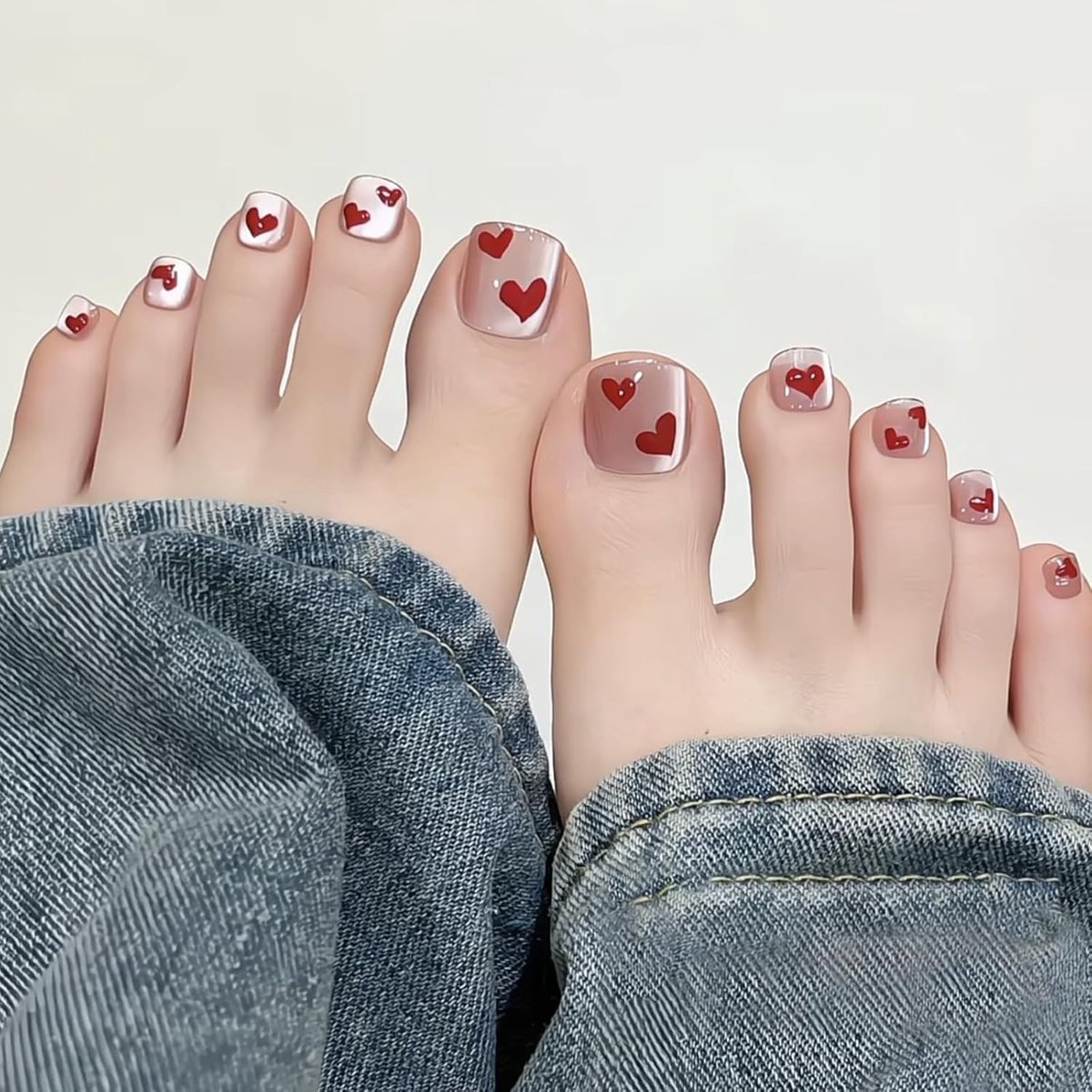 24 stuks Franse tip valse teennagels, korte vierkante roze kattenogen nep teennagels rood liefde ontwerp Press-on teennagels, glanzende glitter volledige dekking acryl stick op teennagels voor vrouwen