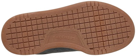 Onderkant van grijze Skechers veterboots met bruine geruite zool.