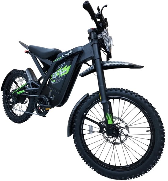 Driekwart vooraanzicht van de zwarte en groene Cooyoda GT2000 elektrische mountainbike met robuuste noppenbanden.