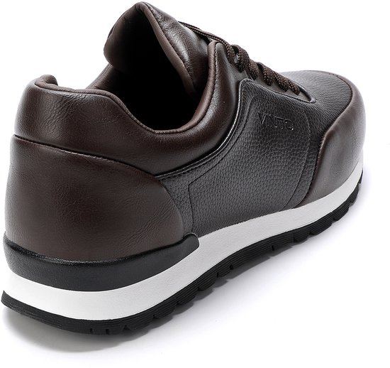Achterkant van een bruine leren sneaker met contrasterende panelen en witte zool.