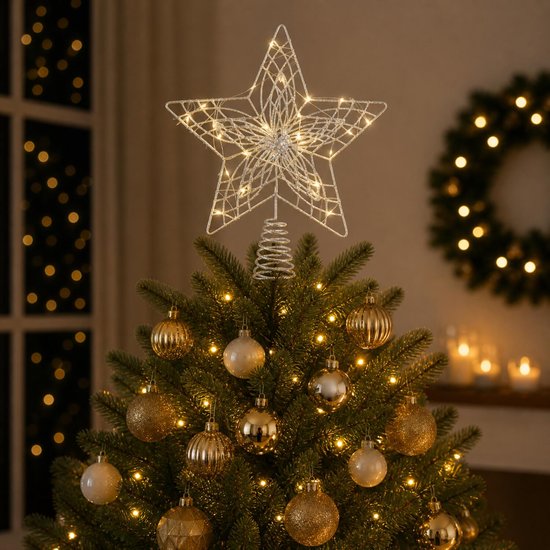 Zilverkleurige Lumineo sterpiek met warm witte micro-leds op een kerstboom versierd met gouden en witte kerstballen.