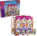 LEGO Friends Grand Hotel met roze dak, balkon, bagagekar en minipoppetjes.