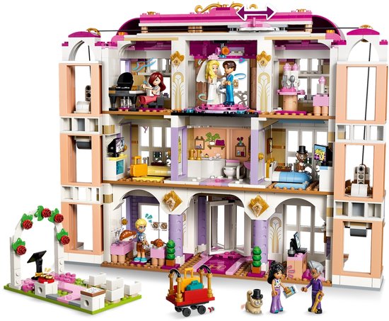Gedetailleerd interieur van het LEGO Friends hotel met trouwboog en verschillende kamers.