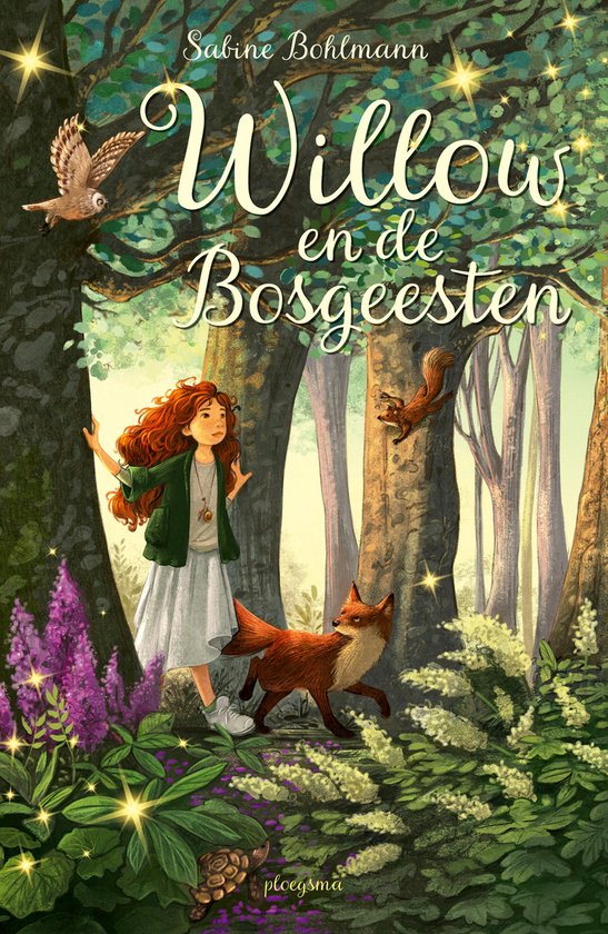 Boekcover van 'Willow en de Bosgeesten'. Een meisje met rood haar staat in een bos met een vos, eekhoorn en uil. Tekst: Sabine Bohlmann, Willow en de Bosgeesten, Ploegsma.