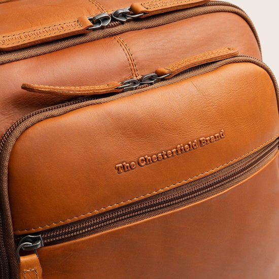 Bruine leren rugzak met ritsen en The Chesterfield Brand logo in het leer gedrukt.
