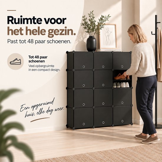 Persoon plaatst schoenen in een zwarte modulaire kast met 48 vakken in een licht interieur.
