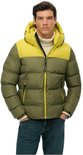 Model draagt een olijfgroene en gele gewatteerde jas met capuchon van Superdry, gecombineerd met een crèmekleurige trui.
