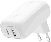 Witte Belkin wandlader met USB-C 30W en USB-A 12W poorten, schuin aanzicht.