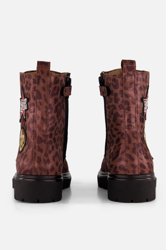 Bruine veterboots met luipaardprint, zwarte profielzool, zijrits en 'ROCK' ster-embleem op de zijkant.