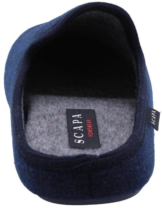 Binnenkant van een marineblauwe pantoffel met grijze voering en Scapa Homewear labels.