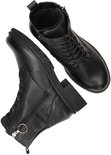 Paar zwarte leren veterboots, van bovenaf gezien, met rits en ringdetail.
