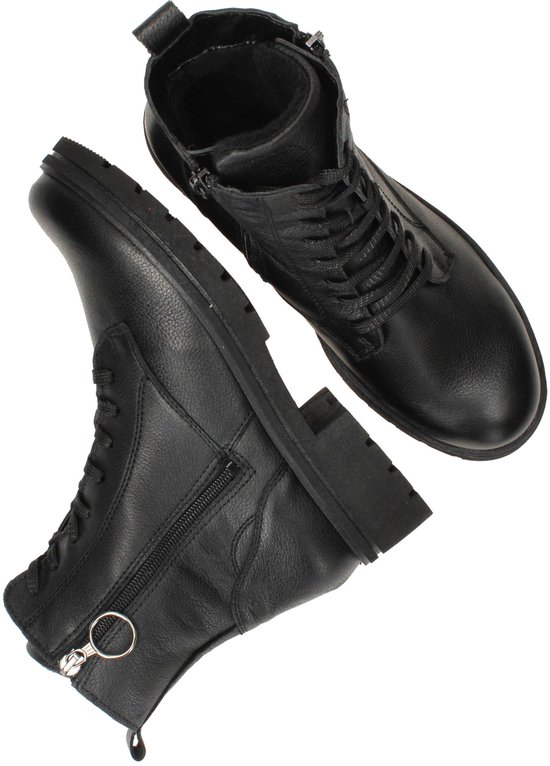 Paar zwarte leren veterboots, van bovenaf gezien, met rits en ringdetail.