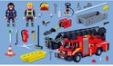 Overzicht van 110 Playmobil brandweeronderdelen inclusief een ladderwagen, twee figuren, gereedschap en accessoires.