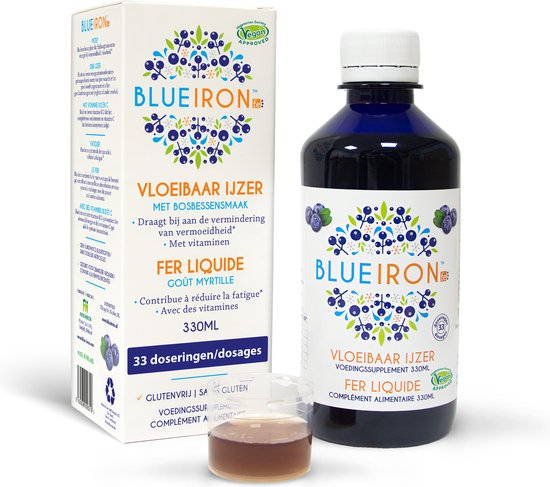 Blueiron vloeibaar ijzer met bosbessensmaak, 330 ml. De fles en doos staan naast elkaar, met een doseerbeker met vloeistof ervoor.