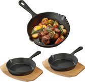 Bol.com Navaris 2x mini gietijzeren koekenpan - Ø 15 cm - Pannen inclusief houten onderzetter 22 x 155 cm - Pannenset vereenvoud... aanbieding