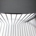 Close-up van het zwarte metalen tafelblad van de bijzettafel.