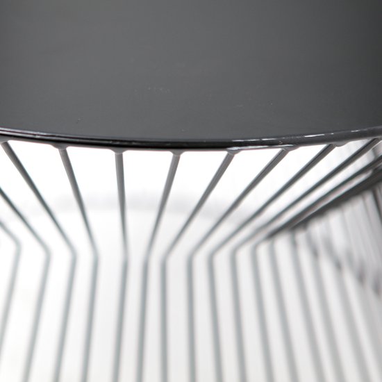 Close-up van het zwarte metalen tafelblad van de bijzettafel.