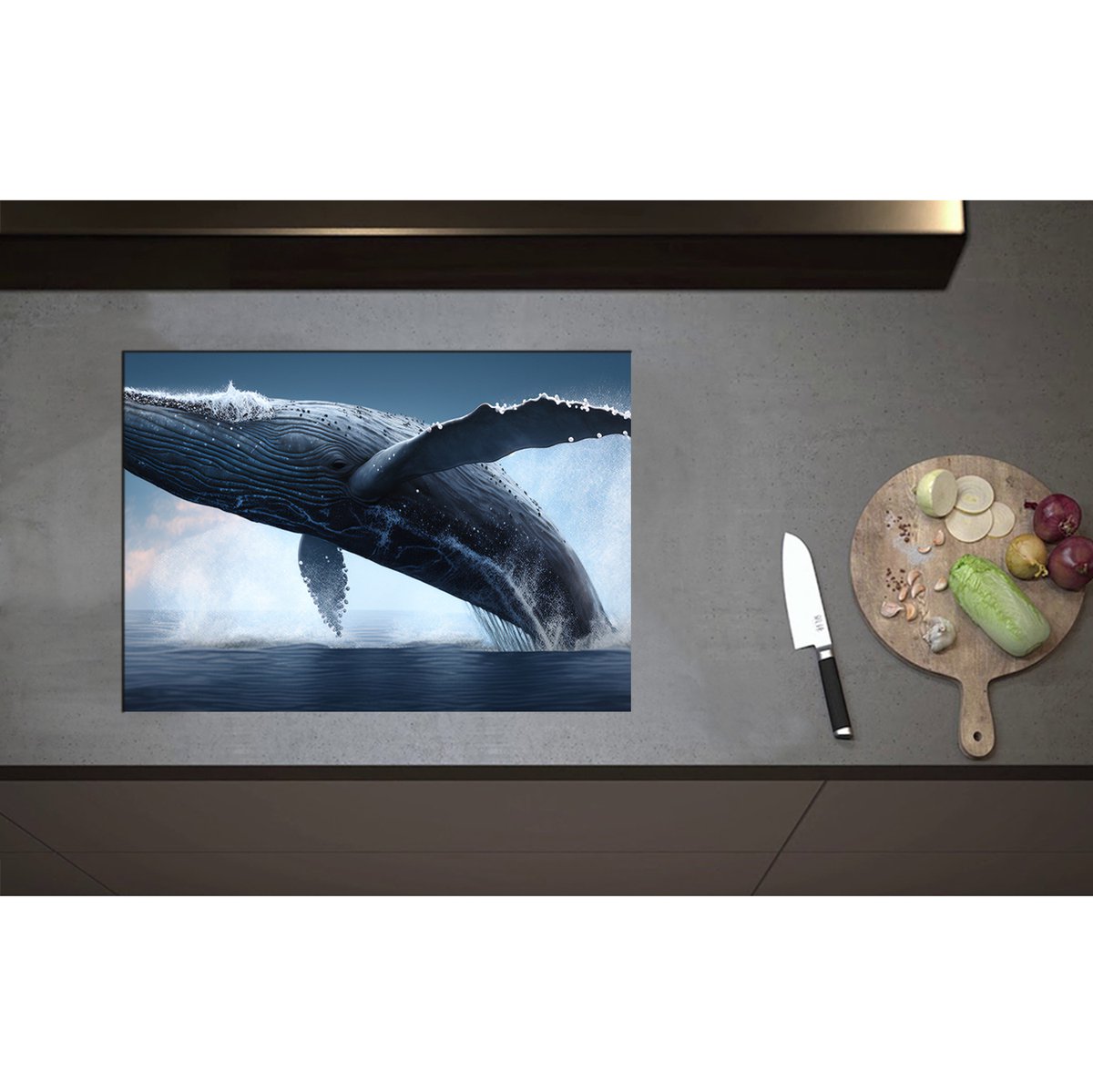 Inductieplaat Beschermer - Bultrug walvis komt boven het zeewater uit met veel spetters om hem heen - 70x50 cm - 2 mm Dik - Inductie Beschermer - Bescherming Inductiekookplaat - Kookplaat Beschermer van Zwart Vinyl