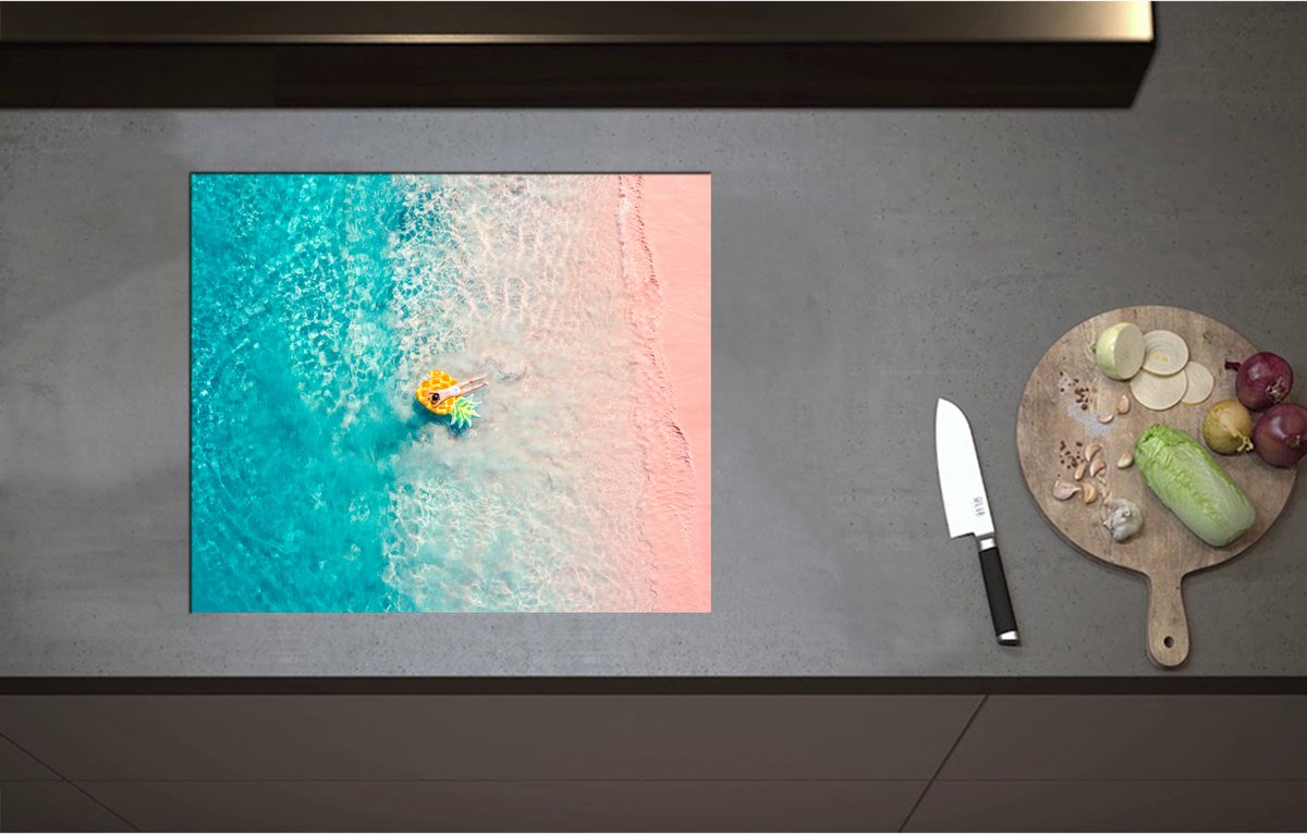 Inductieplaat Beschermer - Bovenaanzicht van Vrouw Liggend op Floatie in Heldere Oceaan - 60x51 cm - 2 mm Dik - Inductie Beschermer - Bescherming Inductiekookplaat - Kookplaat Beschermer van Zwart Vinyl