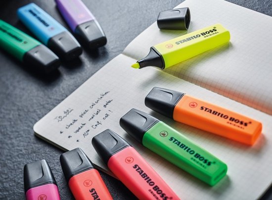 Meerdere Stabilo BOSS Original markeerstiften in diverse kleuren, op een notitieboekje.