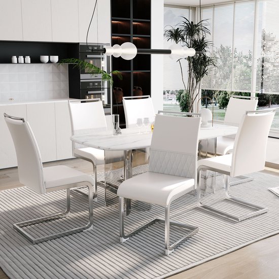 Ensemble de six chaises de salle à manger blanches avec assise en cuir PU, dossier en lin et cadre métallique, autour d'une table.