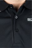 Zwart poloshirt met fijne horizontale grijze strepen, kraag en knoopsluiting.