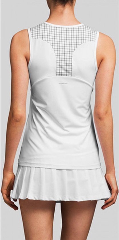 Achterkant model in wit sportshirt zonder mouwen en witte tennisrok. Rasterpatroon op de bovenrug.