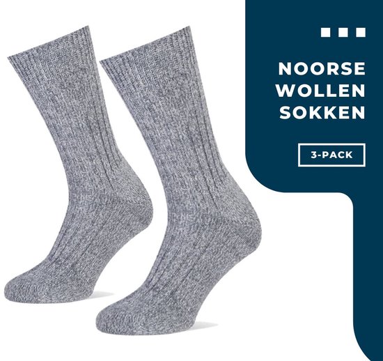 Twee grijze Noorse wollen sokken met ribbelpatroon.