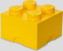 Gele Lego opbergbox met 4 noppen, op grijze achtergrond.