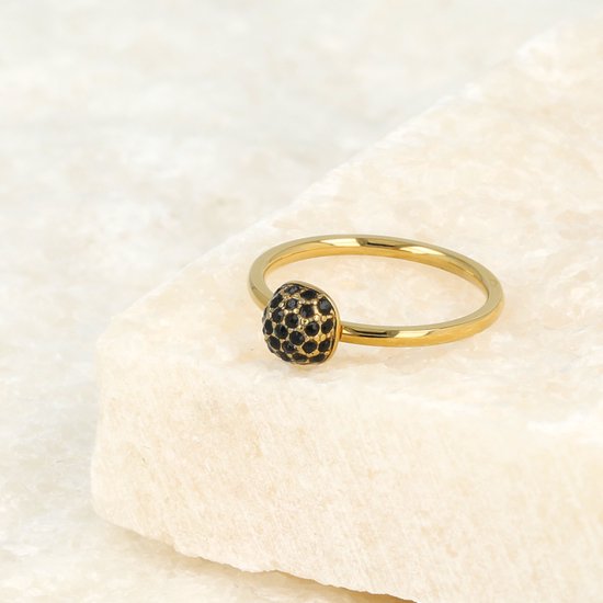 My Bendel - Ring Goudkleurig met Zwarte Zirkonia Steentjes - Goudkleurige Ring met Zwarte Zirkonia - Minimalistisch Stainless Steel - met Luxe Cadeauverpakking | Sieraden Voor Dames | Maat 19.00 Mm / Maat 60