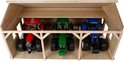 Houten landbouwloods met rode, groene en blauwe tractoren opgesteld in drie open ruimtes.
