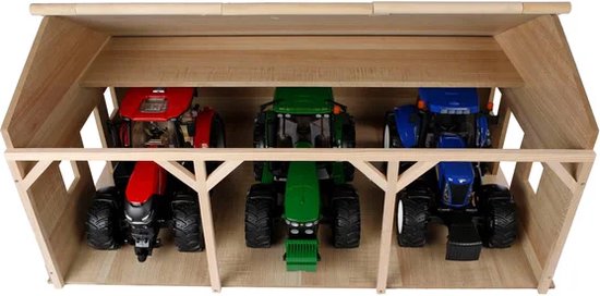 Houten landbouwloods met rode, groene en blauwe tractoren opgesteld in drie open ruimtes.