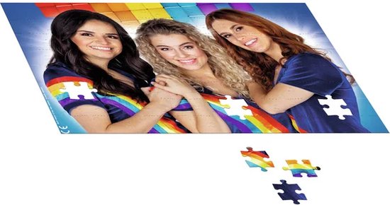 Drie vrouwen met regenboogjurken, deel van een puzzel. K3 logo boven.