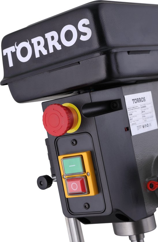 Detail van de bedieningsknoppen van een Torros tafelboormachine, inclusief een rode noodstop.