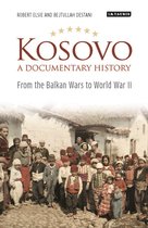 Boekcover van 'Kosovo, a Documentary History: From the Balkan Wars to World War II' met een groep mensen op de voorgrond.