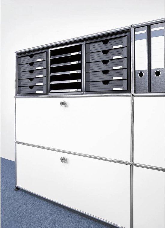 Opbergsysteem met een witte lade met chromen handvat, twee rijen zwarte lades, en twee ordners.