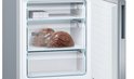 Vriesruimte met "BigBox"-lades en twee verpakkingen met bruin vlees.