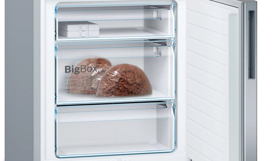 Vriesruimte met "BigBox"-lades en twee verpakkingen met bruin vlees.